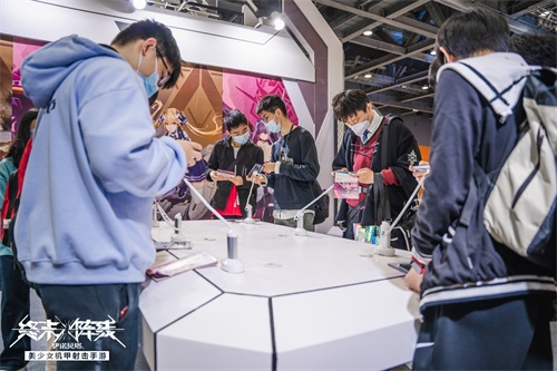 绝美coser惊艳亮相！《终末阵线：伊诺贝塔》萤火虫展会亮点大盘点
